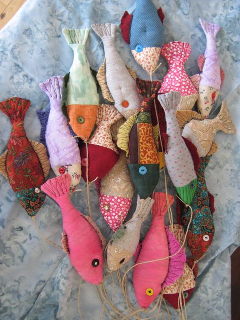 Cute little fishes. Sewing Projects Stuffed Animals, Sewing Fish, Stuffed Fish, Group Art Projects, Куклы American Girl, Fabric Fish, Hand Sewing Projects, Fish Crafts, Fabric Toys