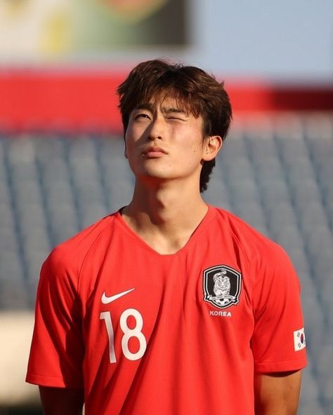 Handsome Football Players, Korea Soccer, Gue Sung, Football Players Images, Soccer Boyfriend, Soccer Guys, Soccer Goal, National Football Teams, Number 9