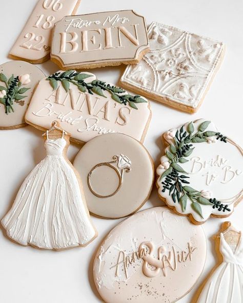 Wedding Cookies Decorated, Dress Cookies, Wedding Dress Cookies, Baby Pink Wedding, Bridal Cookies, Champagne Chocolate, Crazy Cookies, Sugar Cookie Icing, Bridal Shower Cookies