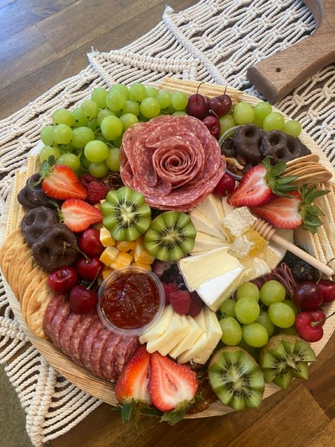 Carcutary Board Ideas, Charquetery Board Aesthetic, Fruit Cheese And Cracker Charcuterie Board, Fancy Charcuterie Board Aesthetic, Diy Wine Tasting Party, Fruit And Veggie Charcuterie Board Winter, Grazing Platter Ideas, Sharqutery Board With Food, Grazing Food