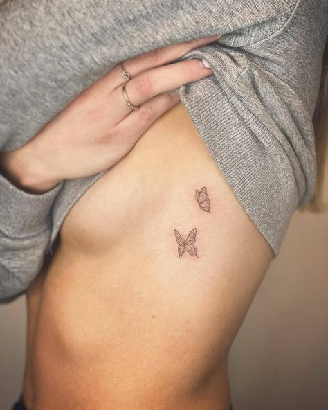 Butterfly Tattoo On Side, Small Butterfly Tattoo On Ribs For Women, Tattoo Ideas Ribs, Side Butterfly Tattoo, Small Butterfly Tattoo On Waist, Tiny Butterfly Tattoo Placement, Dainty Butterfly Tattoo Ribs, Ariana Grande Tattoos, Tiny Buterfluffy Tattoo