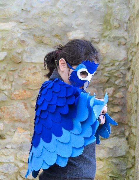 Blue macaw bird costume for kids to dress up like the blue parrot from the film Rio. Hummingbird Costume, Film Rio, Spring Costume, Parrot Costume, Crown Handmade, Costume Wings, Blue Macaw, Bird Costume, Diy Costumes Kids