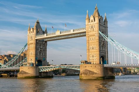 London Famous Places, Famous Bridges, London Dreams, Tower Bridge London, Watercolor Architecture, England London, Silver Jubilee, Evening Sun, Best Street Art