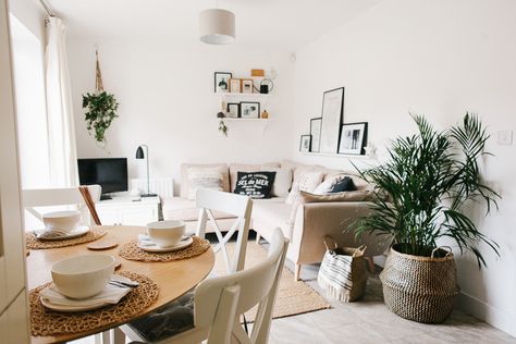 Scandi Open Plan Kitchen/lounge Makeover - Image By Adam Crohill Lounge Diner Ideas, Scandi Boho Living Room, Small Living Dining, Small Lounge, Living Room Dining Room Combo, Flat Decor, Open Plan Kitchen Dining, Open Plan Kitchen Living Room, Scandi Boho