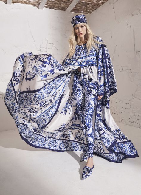 Dolce&Gabbana takes inspiration directly from the centuries-old ceramic tradition — Dossier Magazine Cruise Fashion, Kaftan Designs, Mode Kimono, Dolce And Gabbana Blue, Resort Fashion, Fancy Dresses Long, Trendy Fashion Tops, Fall Wear, Lovely Clothes