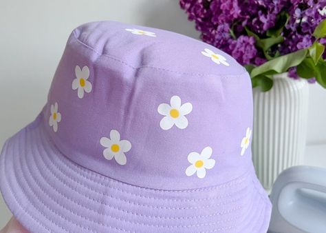 Cricut Bucket Hat Ideas, Bucket Hat Sublimation, Bucket Hat Painting Diy, Vinyl Bucket Hat, Customized Bucket Hat, Cricut Hat Projects, Bucket Hat Custom, Bucket Hat Decorating Ideas, Funky Hats Diy