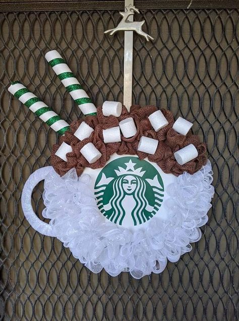 Hot Chocolate Wreath, Coffee Wreath Ideas, Christmas Wreath Decorating Contest, Starbucks Wreath, Door Reef, Dollar Tree Christmas Decorations, Coffee Wreath, Rope Wreath Diy, Diy Dollar Tree Christmas