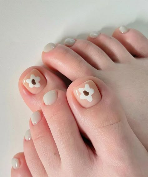 42. Flower Neutral Colour Pedicure Spring is finally here, with the temperature rising up, it’s time to put back the winter boots and take... Pedicure Spring, Nail Designs Easy Diy, Fall Toe Nails, Feet Nail Design, Trends Nails, Nail Kits, Classy Nail, 2023 Nails, Gel Toe Nails