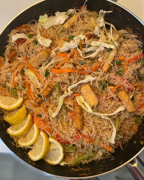 Vegetarian Pancit, Vegetarian Butter Chicken, Pancit Bihon, Pancit Recipe, Vegetarian Oyster Sauce, Asian Side Dishes, Pan Fried Tofu, Noodle Dish, Rice Vermicelli