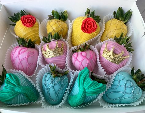 Disney Princess Chocolate Covered Strawberries, Princess Theme Chocolate Covered Strawberries, Disney Princess Chocolate Strawberries, Disney Princess Strawberries, Disney Princess Desserts, Princess Chocolate Covered Strawberries, Disney Princess Treats, Disney Chocolate Covered Strawberries, Princess Strawberries