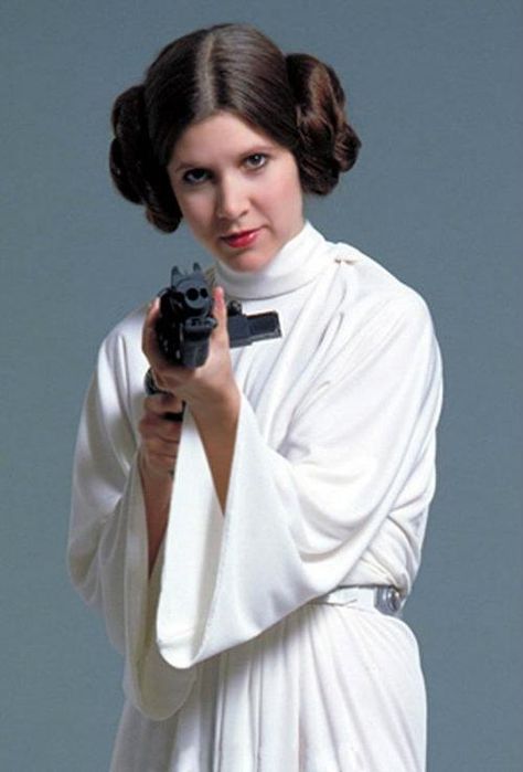 Now do your hair like this, and take a pic. Even in your bathroom Princess Leia Hair, Carrie Fisher Princess Leia, Carrie Frances Fisher, Photos Rares, Leia Star Wars, Star Wars Princess Leia, Star Wars Princess, Star Wars 1977, Star Wars Costumes