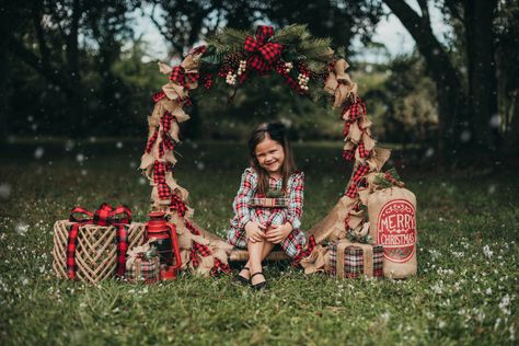 Christmas Mini Sessions Outdoor, Wreath Photography, Outdoor Christmas Photos, Diy Christmas Photoshoot, Merritt Island Florida, Christmas Mini Shoot, Fall Photo Props, Diy Christmas Photo, Outdoor Christmas Wreaths