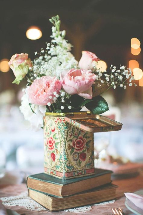 Book Wedding Centerpieces, Vintage Wedding Centerpieces, Interior Boho, Elegant Wedding Centerpiece, Vintage Centerpieces, Tafel Decor, Tea Party Wedding, Tea Party Decorations, Vintage Tea Party