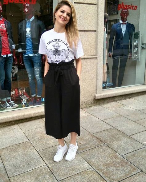 Culottes With Sneakers, Black Plazo Outfit, Cullotes Outfit Casual, Black Cullotes Outfits, Black Culottes Outfit, Outfits With Flats, Plazo Outfits, How To Wear Culottes, Culottes Outfit