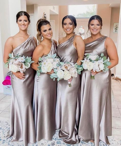 Jenny Yoo Collection on Instagram: “Quartz satin IRL 🤩 Babes in Lena #JYCLena via @weddingbellesnola #JYCQuartz #JennyYooBridesmaids” Strawberry Wedding, Bridgerton Wedding, Bridesmaids Ideas, Wedding September, Satin Bridesmaid Dress, Praise Dance, Evening Dresses Cocktail, Wedding Bridesmaid, Wedding Mood