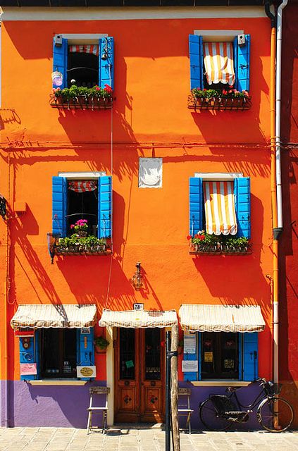 Orange house in *Burano, Italy*    [Photo by josep mª nolla]  'h4d' 120814 Burano Italy, Orange House, Colourful Buildings, Italy Photo, Beautiful Buildings, Happy Colors, Albania, Slovenia, Verona