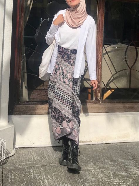 Kain Pario Style, Pario Batik Outfit, Batik Skirt Outfits, Outfit Rok Batik, Modern Batik Outfit, Berkain Outfit, Kebaya Casual, Skirt Outfit Casual, Batik Skirt