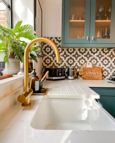 An easy way to update your kitchen backsplash using self adhesive tiles. #melaniejadedesign #kitchen #backsplash #kitchentiles Ck Homestyle, Blue Glass Backsplash, Trendy Backsplash, Glass Tiles Kitchen, Glass Tile Backsplash Kitchen, Wallpaper Inspiration, Glass Backsplash, Kitchen Splashback, Dark Kitchen Cabinets