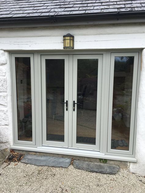 Bifold Door Ideas, Garage Entrance, Porte In Ferro, Style Bungalow, Garage Door Types, Grey Windows, Bifold Door, Building A Porch, French Doors Exterior