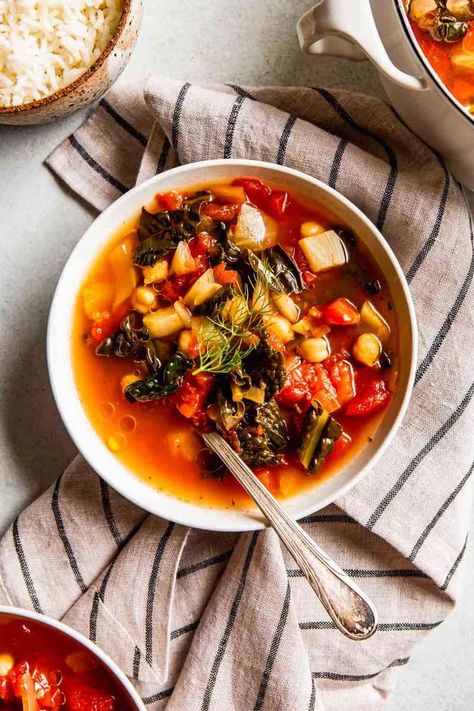 This Detox Soup, which we also call Tomato Kale Soup, is hearty, healthy, light, and loaded with flavor. A must make healthy recipe! Kale Vegetable, Soup Tomato, Chickpea Soup, Kale Soup, Detox Soup, Cooking With Olive Oil, Fresh Oregano, Hearty Stews, Fit Food