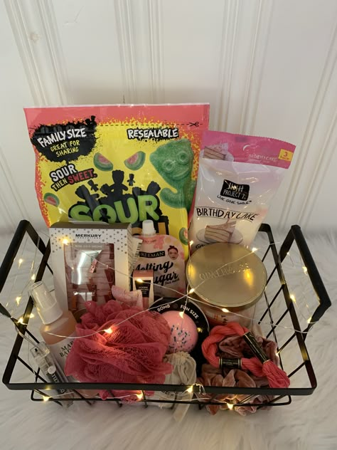 Valentines Basket For Bestie, Valentines Gift Basket For Best Friend, Valentines Friends Gift Ideas, Mini Birthday Basket, Cute Gift Basket Ideas For Girlfriend, Small Birthday Present Ideas, Small Burr Basket, Cute Gift Basket Ideas For Best Friend, Valentines Basket Ideas For Best Friend