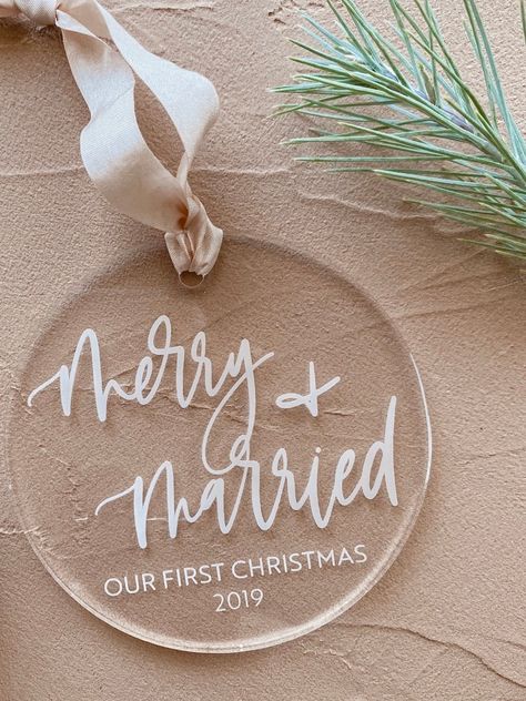 Vinyl Gift Ideas Christmas, Cricut Christmas Gifts Personalized, Cricut Projects For Wedding Gifts, Mr And Mrs Cricut Gift Ideas, Christmas Present Ideas Diy Creative, Polyana Gift Ideas, Vinyl Wedding Gift Ideas, Wedding Gifts Cricut Ideas, Wedding Cricut Projects Gifts