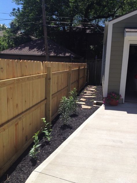 concrete driveway and landscaping around garage Garbage Enclosure, Fence Plant, Fences Alternative, Fence Extension Ideas, Painted Fence, Fence Extension, Wooden Fence Panels, Gabion Fence, Outdoor Garage