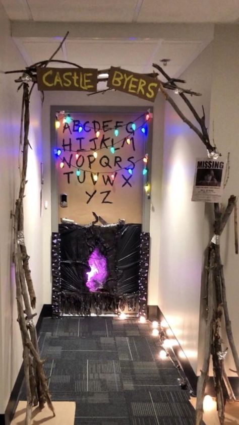 Castle Byers Diy, Stranger Things Halloween Decorations, Porta Halloween, Stranger Things Halloween Party, Stranger Things Theme, Stranger Things Halloween, Stranger Things Poster, Homemade Halloween Decorations, Stranger Things Kids