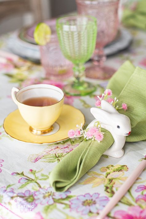 How to Style an Elegant Easter Brunch Table Easter Girls Brunch, Rabbit Table Decor, Bunny Tea Party, Breakfast With The Easter Bunny Event, Easter Tables, Easter Brunch Tablescape, Easter Place Settings, Easter Brunch Table, Easter Tableware