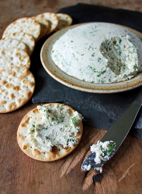 Vegan Boursin cheese using cashews. Cashew Cream Cheese, Vegan Cheese Recipes, Vegan Milk, Cashew Cream, Vegan Appetizers, Diet Vegetarian, Vegetarian Food, Vegan Cheese, Blue Cheese