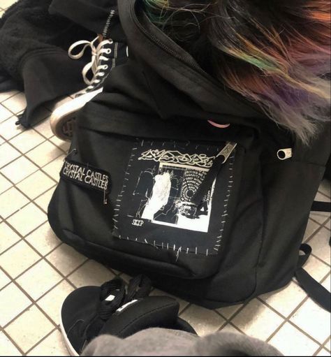 Diy Punk Backpack, Crust Backpack, Backpack With Patches And Pins, Metalhead Backpack, Patches On Backpack, Backpack Grunge, Patched Backpack, Punk Backpack, Backpack With Patches