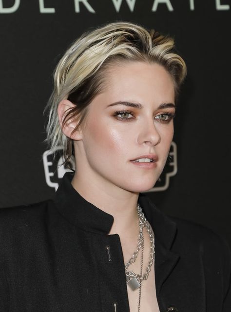 Pixie-cut Lang, Kristen Stewart Short Hair, Kristen Stewart Hair, Haircuts Trendy, Longer Pixie Haircut, Kristin Stewart, Kristen Stewart Style, Long Pixie Cuts, Natural Wavy Hair