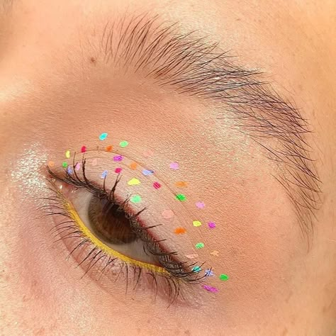 Artsy Makeup Look, Uv Makeup, Cheer Makeup, Make Carnaval, Artsy Makeup, Beach Makeup, Festival Make Up, Festival Makeup Glitter, Makeup Face Charts