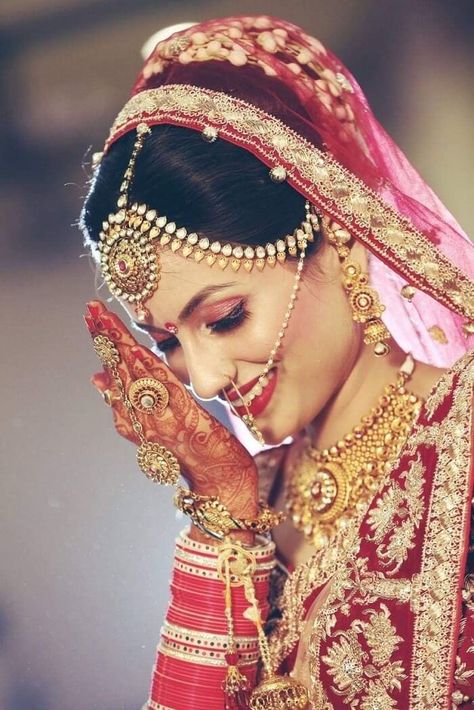 Bridal Poses For Millennial Brides Of 2020  #weddingchicks #shaadidukaan #shaadidukaanindia #poseforbride #millennialbrideweddingpose #weddingdayposeformillennialbride #bridalweddingpose #differentposeforbridal Bridal Makeup Pictures, Indian Bride Poses, Indian Bride Photography Poses, Bride Photos Poses, Indian Wedding Photography Couples, Bridal Photography Poses, Indian Bridal Photos, Indian Wedding Couple Photography, Bride Photography Poses