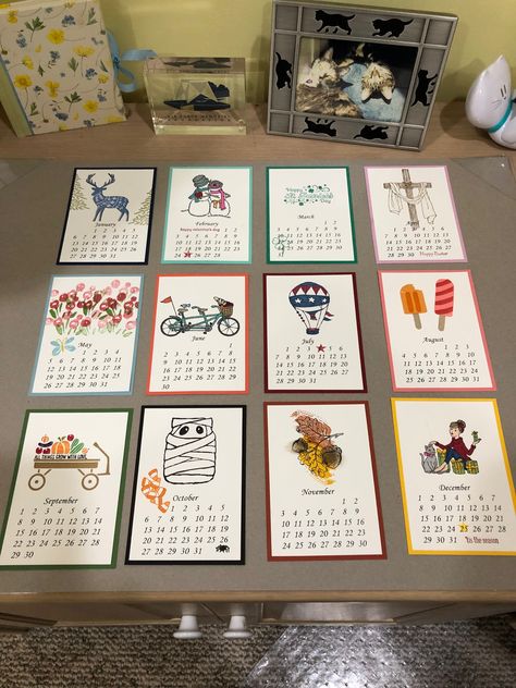 Cd Case Crafts, Homemade Teacher Gifts, Scrapbook Calendar, Easel Calendar, Mini Desk Calendar, Calendar Examples, Post It Note Holders, Calendar Craft, Calendar Pictures