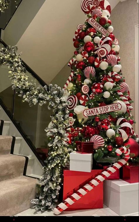 Christmas Tree Inspo, Christmas Decorations Centerpiece, Candy Christmas Tree, Pretty Christmas Decorations, Candy Cane Christmas Tree, Christmas Tree Decorating Themes, Peppermint Christmas, Christmas Wreaths Diy Easy, Elegant Christmas Trees