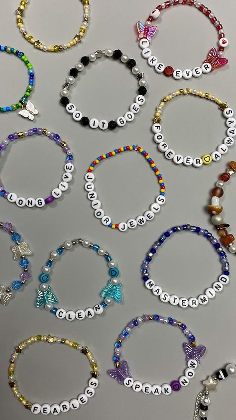 Beaded Bracelets With Letters, Fit Manifestation, Diy Bracelet Ideas With Beads, Bracelet Ideas With Beads, Friendship Bracelets Beads, Ideas With Beads, Small Beads Bracelet, Diy Bracelet Ideas, Bracelet Letters