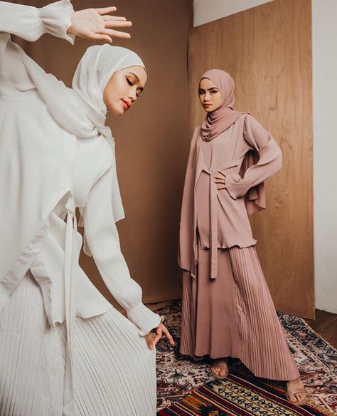 Hijabi Editorial, Ramadhan Photoshoot, Modest Poses, Hijab Editorial, Abaya Photoshoot, Long Dress Hijab, Boutique Photoshoot, Scarf Fashion Photography, Library Photo Shoot