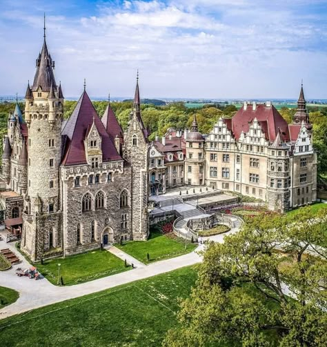 Big Castle, Pretty Castles, Castle Estate, Visit Poland, Chateau Medieval, Castle Aesthetic, Romanesque Architecture, Castle Mansion, European Castles