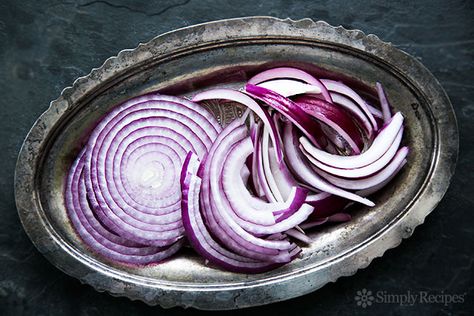 Step by step instructions on how to safely slice onions both lengthwise, and crosswise. How To Slice An Onion, Onion Slice, Pork Cooking Temperature, Sliced Vegetables, Slicing Onions, Cooking Crafts, Red Onion Recipes, Quick Pickled Red Onions, How To Cut Onions