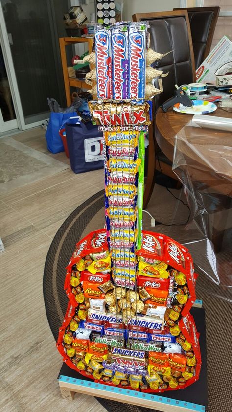 Festa Rock Roll, Candy Baskets, Candy Arrangements, Candy Gift Baskets, Proposal Ideas Flowers, Candy Bouquet Diy, Christmas Candy Gifts, Edible Bouquets, Guitar Gifts