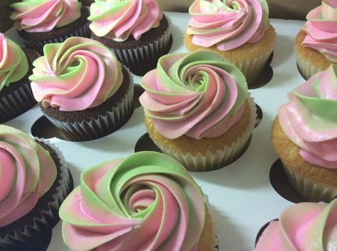 Pink and green swirl cupcakes. Pink And Green Food Ideas, Pink Green Cupcakes, Pink And Green Desserts, Green Swirl Cupcakes, Pink And Green Cakes, Pink And Green Cupcakes, Aka Party, Normal Cake, Cupcakes Green