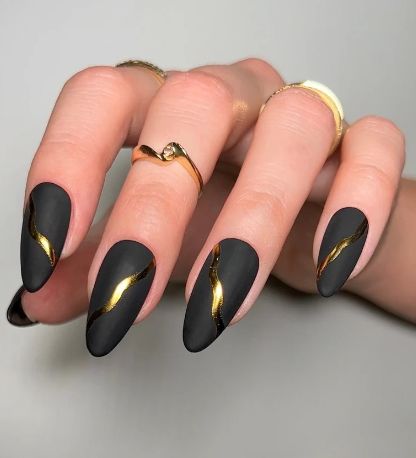 Gold Swirl Nails, Nails Designs Christmas, Nails Matte Black, New Years Nail, Gold Chrome Nails, Penny Pincher Fashion, Swirl Nails, Holiday Nails Christmas, Matte Black Nails