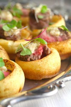 Yorkshire Pudding With Roast Beef, Filled Yorkshire Pudding, Roast Beef Appetizers Parties, Mini Yorkshire Pudding Appetizers, Yorkshire Pudding Canapes, Mini Yorkshire Pudding, Yorkshire Pudding Filling, Beef And Horseradish, Roast Beef And Horseradish