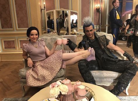 Descendants Disney, Descendants Pictures, Disney Descendants Movie, Descendants Characters, Cheyenne Jackson, Mal And Evie, Disney Channel Descendants, Disney Descendants 3, Descendants Cast