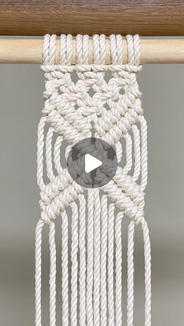 Vertical Clove Hitch Knot Macrame, Half Square Knot Macrame, Macrame Double Half Hitch Knot, Macrame Double Half Hitch Knot Tutorial, Double Hitch Knot Macrame, Clove Hitch Knot, Arrow Pattern, Knots Tutorial, Macrame Patterns Tutorials