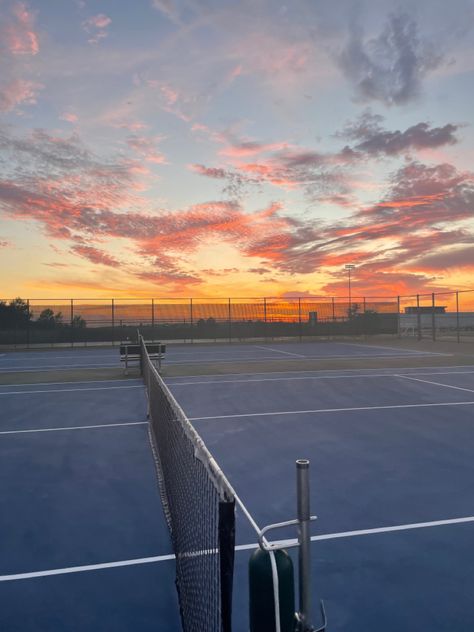 Tennis court sunset aesthetic 🌅🏓 Summer Tennis Aesthetic, Tennis Summer Aesthetic, Tennis Aestethic, Tenis Aesthetic Sport, Tennis Court Aesthetic, Tennis Sunset, Avery Core, Luna Core, Tennis Field