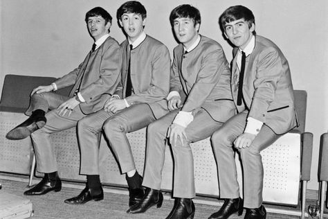 La Chelsea Boot sera largement portée et démocratisée par les Beatles, créant le phénomène de "Beatlemania".  #retro #vintage #beatles #chelsea #boots #60s #sixties #johnlennon #paulmccartney #georgeharrison #ringostarr #music #s #lennon #rock #ringo #love #mccartney #harrison #abbeyroad #thefabfour #rocknroll #fabfour Modern 60s Fashion, 60s Fashion Trends, Beatles One, Beatle Boots, Johannes Huebl, Chelsea Boots Style, Beach Boy, Boots Chelsea, Botas Chelsea