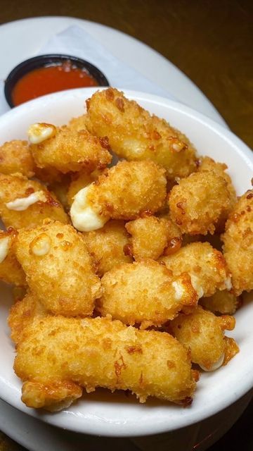 Cheese Pull, Cheese Curds, Food Babe, Food Spot, Food Therapy, Yummy Comfort Food, Nyc Food, Delicious Snacks Recipes, Small Bites