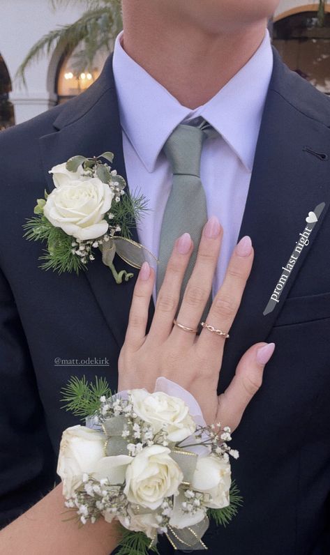 Prom Boutonniere, Prom Flowers Corsage, White Corsage, Prom Bouquet, Prom Corsage And Boutonniere, Homecoming Corsage, Boutonnieres Prom, Corsage And Boutonniere Set, White Boutonniere